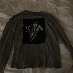 Grå långärmad tröja från Zadig & Voltaire - Säljer en grå långärmad tröja från Zadig & Voltaire, skit snygg. Tror de e barn storlek typ 164.173 elle något! Passar xs-sm beroende på önskad passform! Skriv för frågor elle om ni vill diskutera pris!