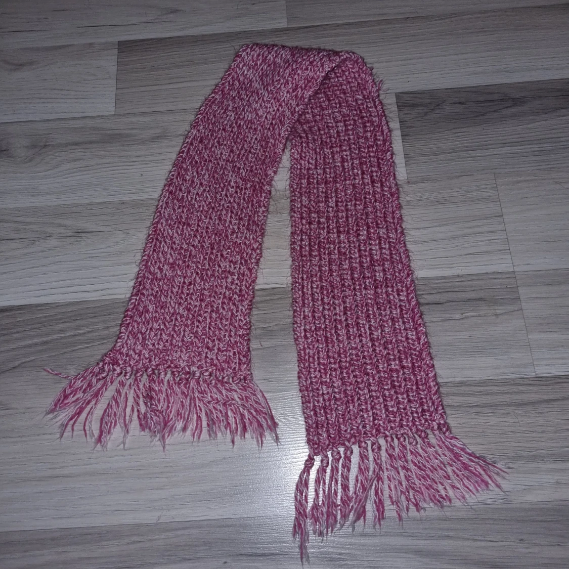 Rosa stickad halsduk