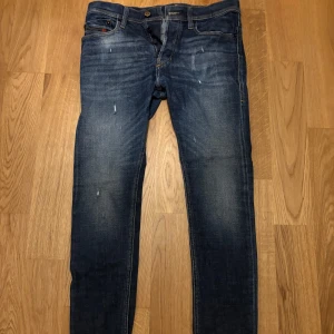 Diesel Jeans Skinny Fit W28 - Säljer mina snygga jeans från Diesel i bra begagnat skick. Nypris runt 1 300 kr för ett par år sen. Storleken är W28L30. Fråga gärna om du undrar något annat!