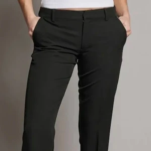 Bikbok kostymbyxor TALL  - Jag säljer nu mina favorit kostmbyxor som jag förträngt blivit försmå men kan inte ha de längre tyvärr. De är i storlek 34 och är i Tall. Jag är 172 cm💗💗 de är använda mycket men har absolut inget tecken på användning. 