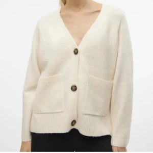 Vit kofta  - Säljer en super fin kofta från vero Moda som inte kommer till användning❤️ säljer både i svart och i begie🥰🕺🏼🕺🏼🎉