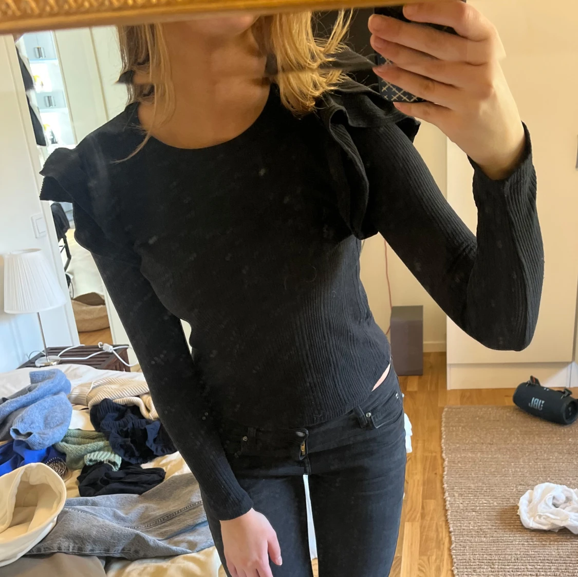 Svart ribbad tröja med volangdetaljer - 1