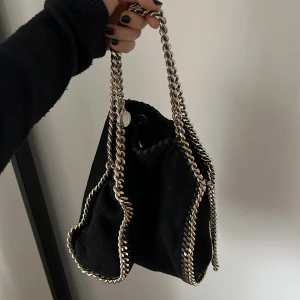 Stella McCartney  - Säljer pga jag knappt använder den tyvärr, väskan var i början guld i kedjorna men den är ganska silvrig nu. Äkta