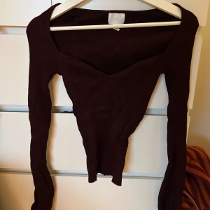 Vinröd tröja med utsvängda ärmar och fin urringning - Säljer en vinröd tröja från H&M med storlek S. Använd en gång. Nypris 300kr