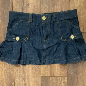 Jeanskjol - Söt jeanskjol med guldiga detaljer. Midjemått 47cm. 💞