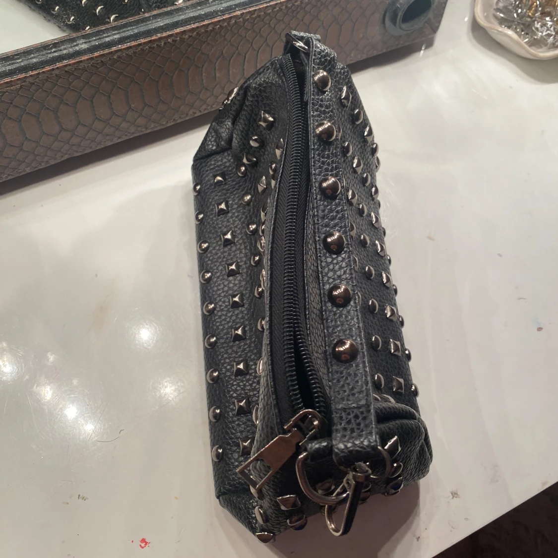 Svart handväska med nitar - 1