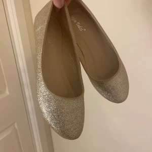 Sergio todzi  ballerinaskor i guld - Snygga glittriga ballerinaskor i guld. Aldrig använda, hör av dig om mer info eller köp💛