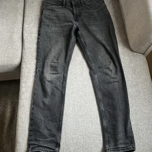 Svarta slim fit jeans från H&M - Säljer nu mina jeans för passar inte mig. Snygga svarta slim fit jeans från H&M. De har en klassisk femficksdesign och en bekväm passform. Perfekta för en stilren look.  Inget sönder och knappt använda 
