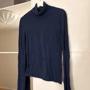 Mörkblå polotröja - Säljer en stilren mörkblå polotröja med långa ärmar. Hör av er vid funderingar eller om ni vill ha bilder med hur plagget sitter på mig. Titta gärna in mina andra plagg!