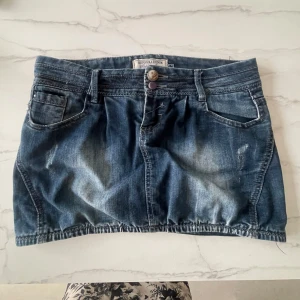 Lågmidjad jeanskjol  - Supersnygg lågmidjad jeanskjol. Storlek 36, vintage bershka 
