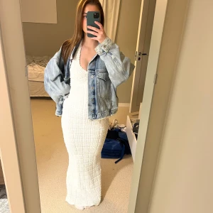 Balklänning - Säljer min så fina balklänning/långklänning! Den formar kroppen så fint och har ett stretchigt material som gör att den passar flera storlekar, men jag har oftast S i överdel och M i byxor för referens. Den har knytning i ryggen som ger så fin korsett effekt! 