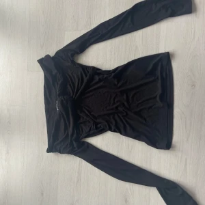 Svart offshoulder topp från Gina - Fin festtopp man kan ha som vanligt och knyta armarna vid halsen för en halterneck topp!!