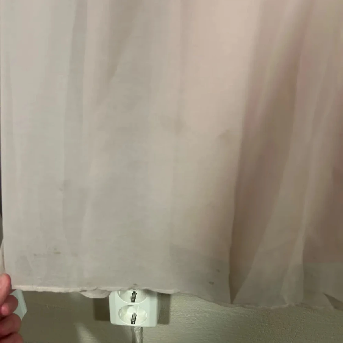 Ljusrosa långklänning med pärldetaljer - 3