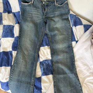 Blå jeans från Now - Jätte coola jeans med låg midja och bootcut från Now. Med glitterdetaljer! Midja 45 cm och ibl 82 cm. Tyvärr för små för mig :(