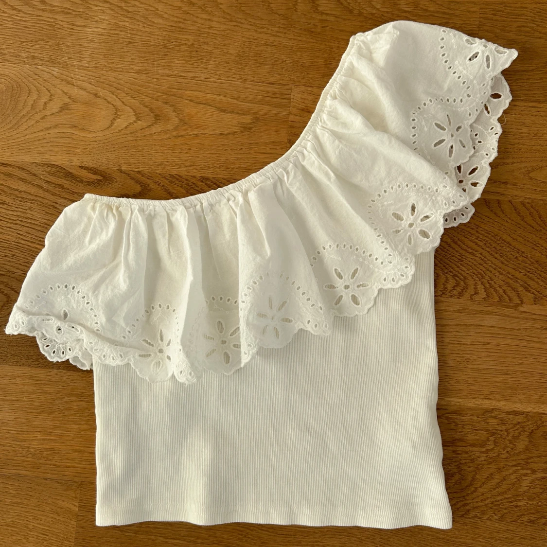 Vit oneshoulder topp från Zara - 2