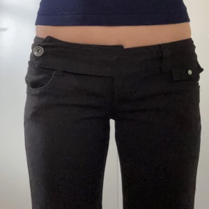 Lågmidjade svarta jeans - Svarta lågmidjade jeans/byxor med snygga fickor som jag säljer då de tyvärr är för korta för mig som är 175cm💗