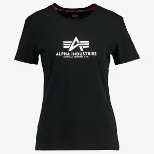 Svart t-shirt från Alpha Industries - Snygg svart t-shirt från Alpha Industries med vit logotyp på bröstet. Perfekt för en casual look. Tillverkad i mjukt material för extra komfort.