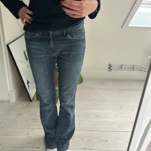 Blå jeans från Camaieu - Snygga blå jeans från Camaieu! De har en rak/lös passform och är lågmidjade💓