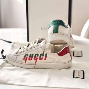 Snygga vita sneakers från Gucci i storlek 40 (passar 41). Perfekt inför våren! Kvitto och Allt og ingår! Vid frågor eller funderingar bara att höra av sig! Pris 1599 eller kom med bud! BVSA💰💰💰