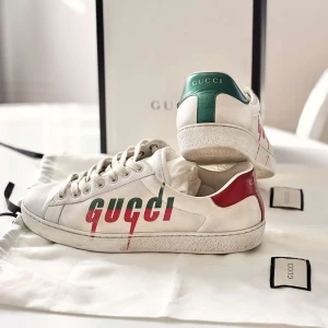 Gucci Ace Sneakers - Snygga vita sneakers från Gucci i storlek 40 (passar 41). Perfekt inför våren! Kvitto och Allt og ingår! Vid frågor eller funderingar bara att höra av sig! Pris 1599 eller kom med bud! BVSA💰💰💰