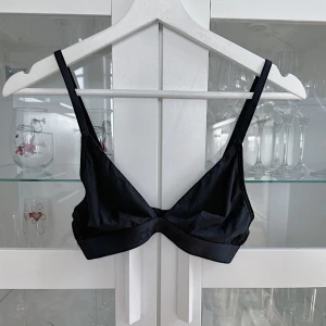 Svart Calvin Klein bralette 🖤 - En svart Calvin Klein bralette i storlek S. Köptes secondhand (i samma skick!), har själv aldrig använt den. Den är lite sliten på vissa ställen men är fortfarande i gott skick. Nypris 549kr! FÖRST TILL KVARN!🖤(BUNDLERABATT VID KÖP AV FLER ARTIKLAR!)