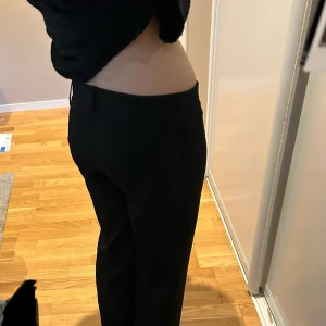 Svarta kostymbyxor från Malady - Säljer ett par svarta kostymbyxor från Malady dem är oanvända och jätte snygga men tyvärr är de för korta och små för mig, hoppas någon vill köpa kram🫶🌸