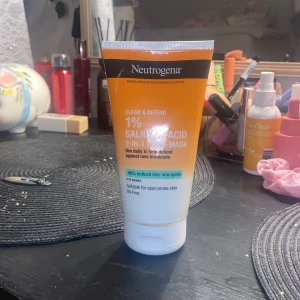 Ansikts mask - En ansikts mask som samtidigt tvättar rent huden💕väldigt mycket av produkten är kvar!
