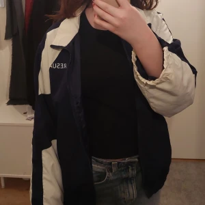 Super snygg jacka - Blå och vit jacka. Har inte använt så mycket. Skriv om du har frågor eller vill ha flera bilder!
