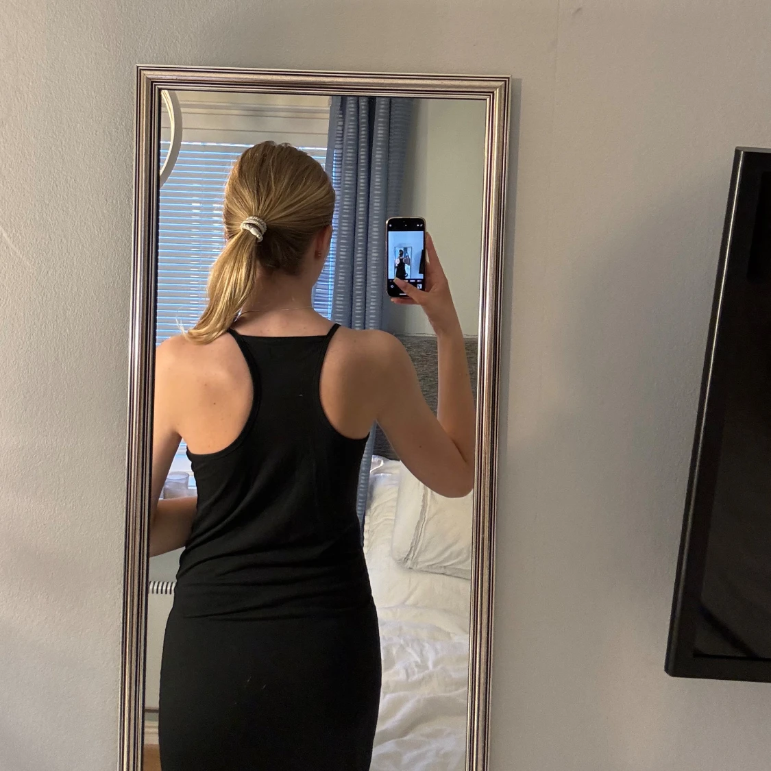 Svart långklänning med smala axelband - 1