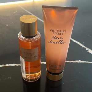 Victoria's Secret Bare Vanilla parfym och lotion - Säljer ett set med Victoria's Secret Bare Vanilla med en parfymmist och en lotion. Har bara använt 1 gång. Om man vill köpa bara en av dom separat så skriv🌸båda kostar 200 var.