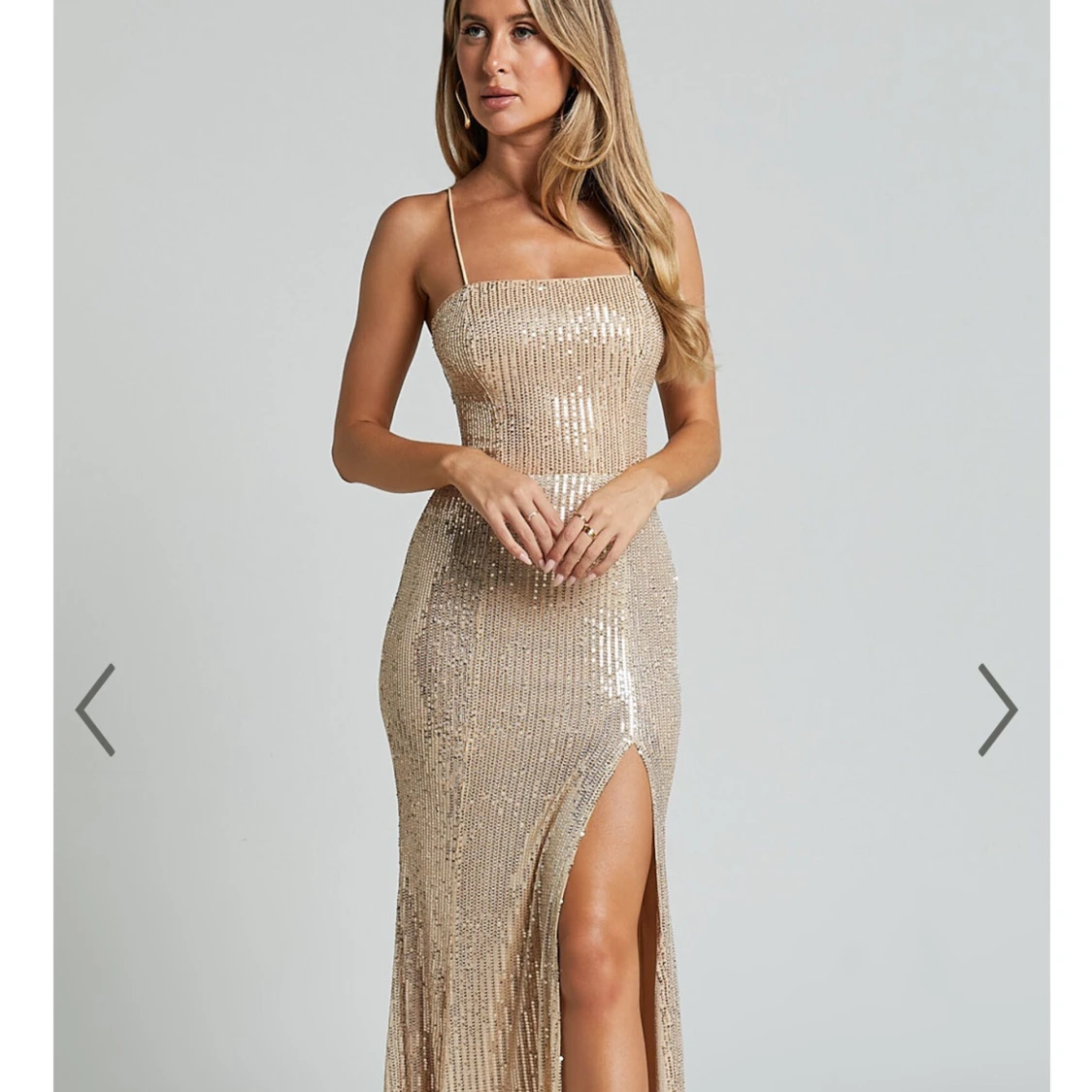 Champagnefärgad paljettklänning med slits - 2