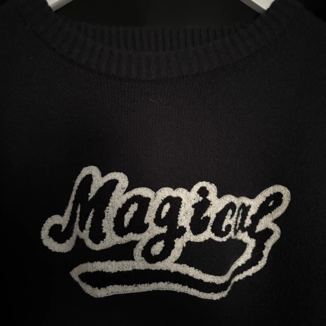 Svart stickad tröja med texten 'Magical' - 1