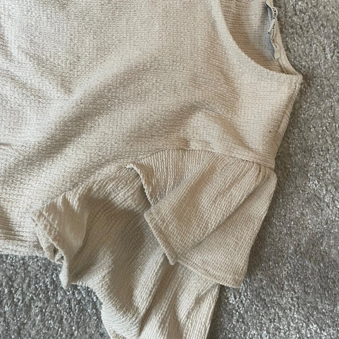 Beige blus med volangärmar  - 1