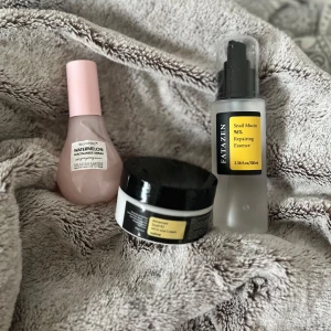Hudvårdspaket med serum och kräm och snigelslem  - Säljer tre populära hudvårdsprodukter: Fatizen Snail Mucin 96% Repairing Essence i pumpflaska, ibcccndc Watermelon Niacinamide Serum i rosa glasflaska samt ouhoe Advanced Snail 92 All in one Cream i vit burk med svart lock. oanvända 💞kan säljas för sig eller tillsammans som ett om önskat. (priset utgår från alltihop men sänks såklart om enskild produkt önskas)
