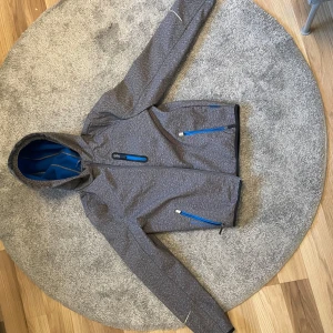 Vindjacka  - Aldrig använd, säljer den eftersom den inte passar mig.