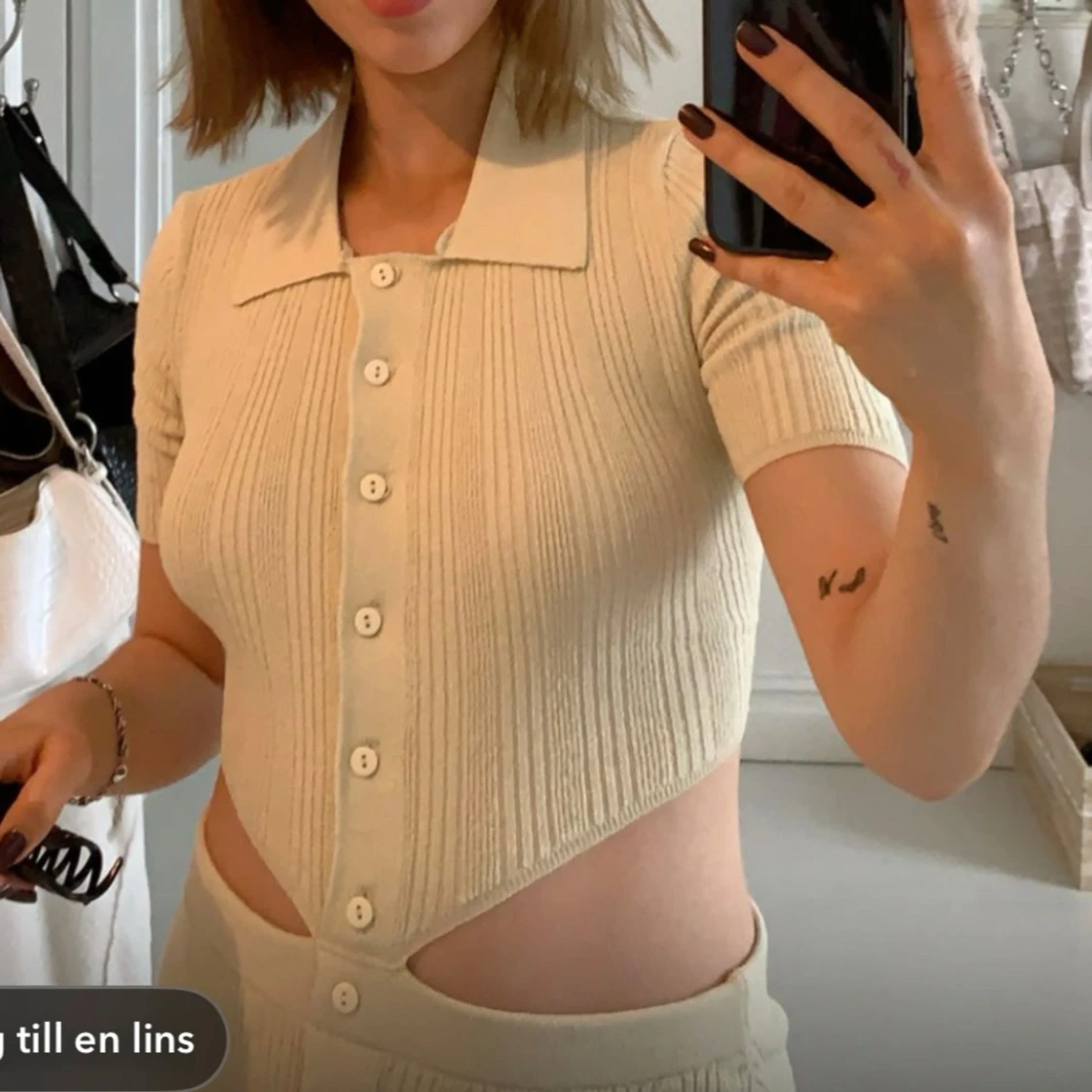 Gul ribbad klänning med cut-out, krage och öppen rygg - 1