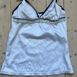 Dolce & Gabbana topp - Jätte snygg vintage topp från dolce & Gabbana, silkes material, storlek xs,s  Använder ca 3 gånger 