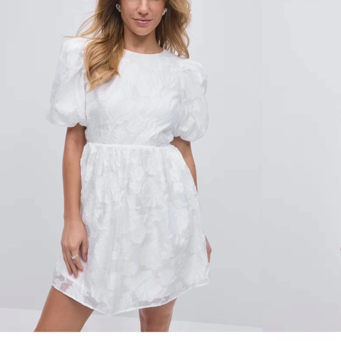 Vit studentklänning med puffärmar och öppen rygg - 2