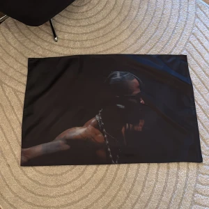 Travis Scott poster  - Snygg poster med Travis Scott på. Postern har en rektangulär form och är tillverkad i ett tunt, mjukt material som passar perfekt som en poster 