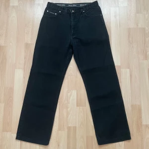 Hugo Boss Jeans - Svarta jeansbyxor från Hugo Boss i storlek 33/34.  Bra skick, feta detaljer och 100% bomull.