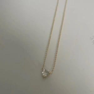 Äkta guld halsband  - Säljer ett halsband som är doppat i äkta guld och som har en stämpel på sig. Halsbandet har används någon gång 