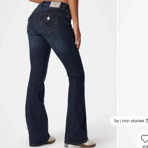 Mörkblå bootcut jeans från True Religion - Mörkblå bootcut jeans från true religion i modellen Becca. Storlek W25 och jättebra skick! Skriv för egna bilder💕