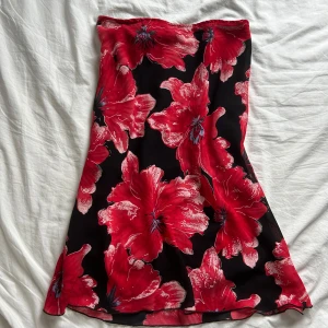 Lågmidjad knälång vintage kjol med stora röda blommor - Knappt använd 