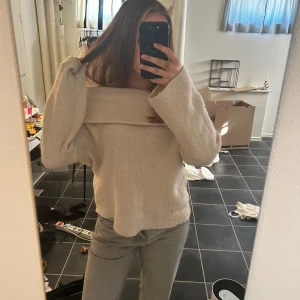 Offshoulder stickad tröja i beige - Säljer en superfin offshoulder stickad tröja i beige. Använd fåtal gånger, och kommer aldrig till användning. Tröjan var ner till låren förut, så har därför klippt den så den är till midjan! Men det är inget man ser eller tänker på. Ni ser bilderna själv! Fint skick!