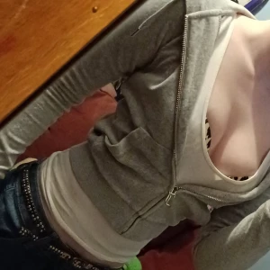 Grå Juicy Couture Hoodie - Säljer en skitsnygg grå croppad hoodie från Juicy Couture!