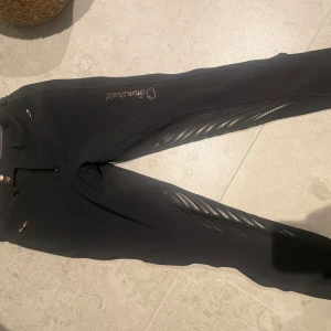 Samshield ridbyxor  - Säljer mina marin blåa samshield ridbyxor i storlek 32💓super fint skick sparsamt andvända, som nya! 1800kr+frakt(59kr) priser kan diskuteras vid snabb affär
