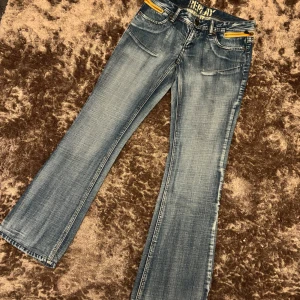 Replay low waist boot cut jeans - Säljer ett par vintage Replay low waist boot cut jeans i den syggaste tvätten jag någonsin sett 