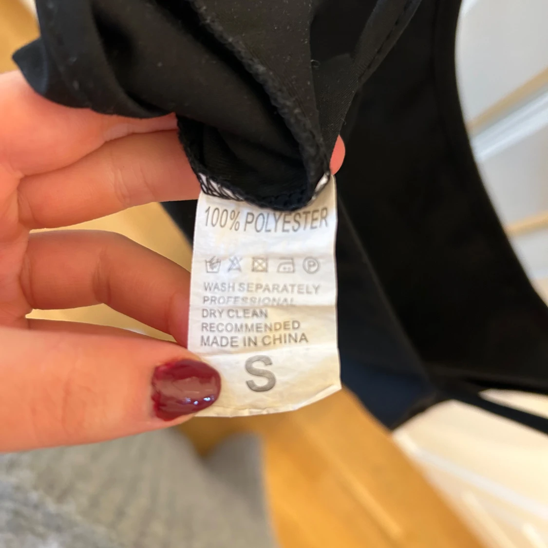 Svart croppad linnetopp med röd drake - 3