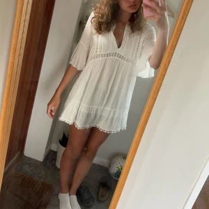 Vit klänning från copenhagen Luxe - Jag säljer denna jätte söta vita klänningen från phi phi star (köpt på Copenhagen Luxe). Den är luftig och perfekt till sommaren. Klänningen har ingen storlek men passar mig som oftast bär storlek s. Endast använd en gång🥰🥰