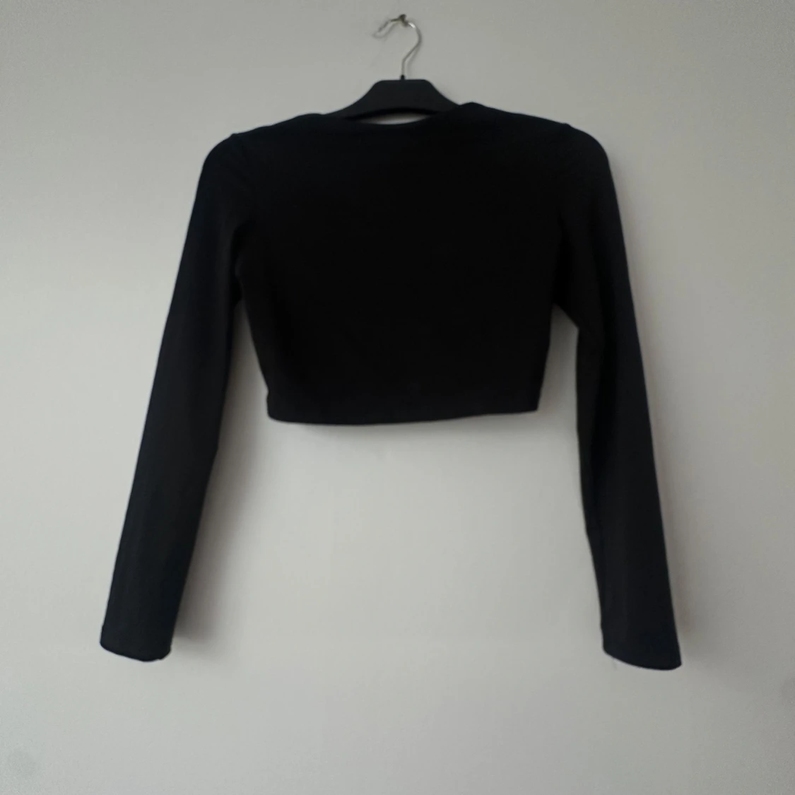 Svart topp me öppen rygg